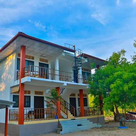 Autumn Moon Beach Cabanas Тангале Екстериор снимка